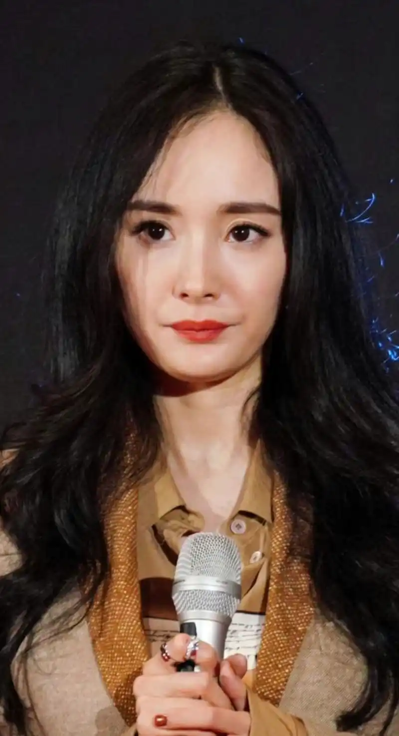 杨幂的脸"垮"了?我要长成这样,出街都"横着走"!