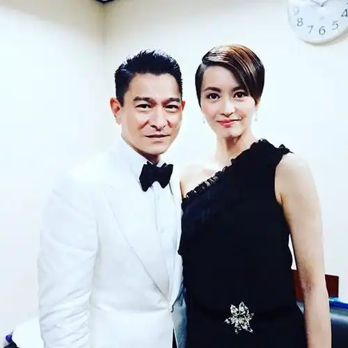 刘德华献唱《情心一句》时光倒流23年梁咏琪听到喊:好感动