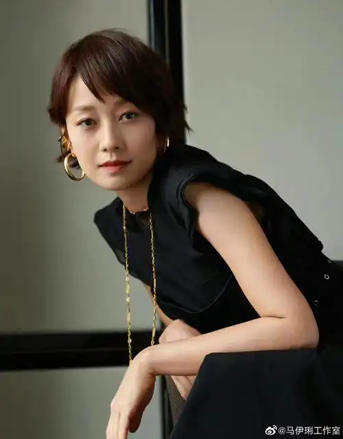 马伊琍终于选对发型换偏分刘海短发穿黑裙气质减龄