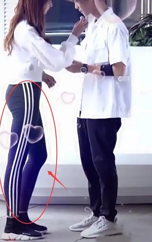 为何鹿晗关晓彤合影只有上半部分,当看到全身合影后,果然关晓彤关心他