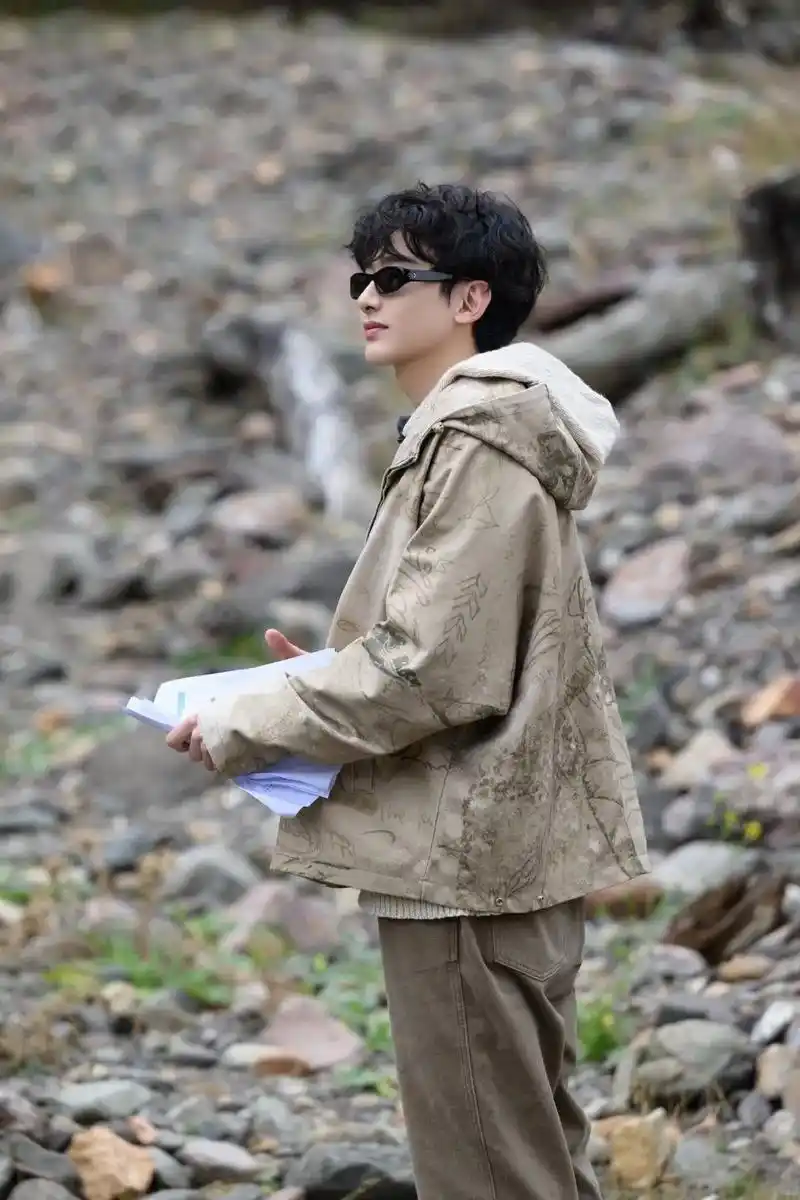 07帅亖 白敬亭 骑马照来了 请查收! - 抖音