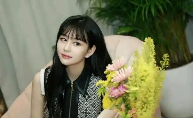 邱淑贞女儿沈月晒超短裙大长腿美照,颜值可人不输妈妈