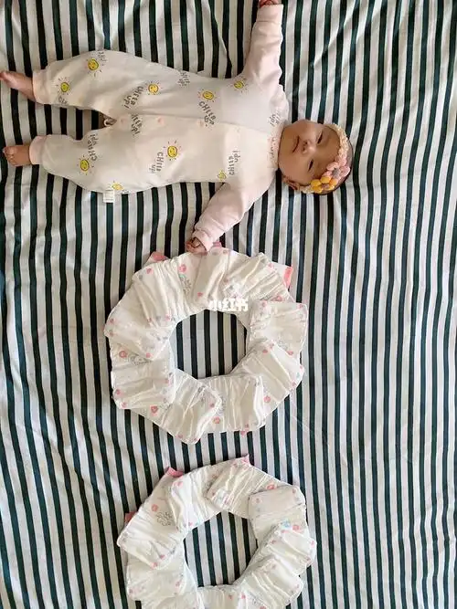 时间过的其实也挺快,转眼开心百天了今天用我们巴巴象尿裤摆拍是不是