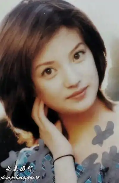 赵薇早年旧照曝光模样青涩满脸胶原蛋白气质好