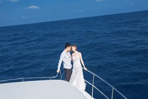 婚纱照外景衣服怎么选 海边拍婚纱照选什么衣服好看