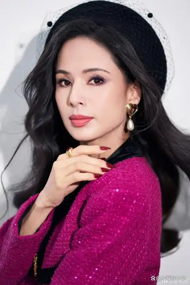 57岁李若彤罕晒素颜健身照,双颊略松弛皱纹不明显,状态超年轻