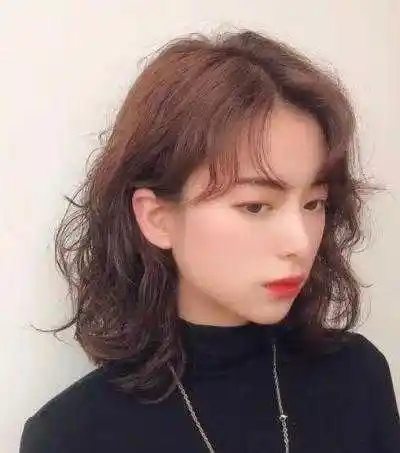 下面推荐一组中短发烫发发型,时尚又减龄,让你变美!