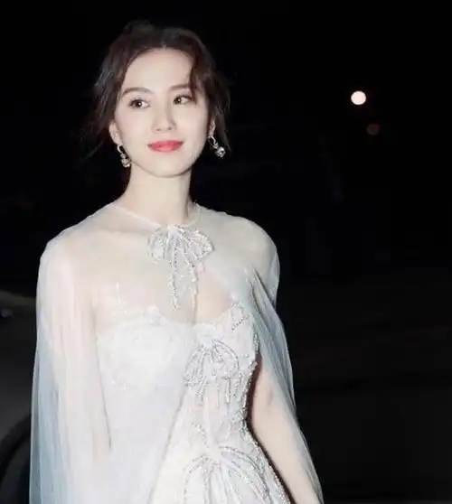 刘诗诗难得低调天鹅颈一字锁骨吸睛辣妈依旧很少女