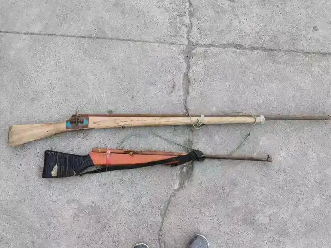 燕子墩一村民向派出所上交2把土枪!