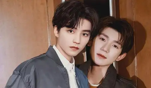 王源手疼让王俊凯喂饭两人却用同一副筷子当众间接接吻