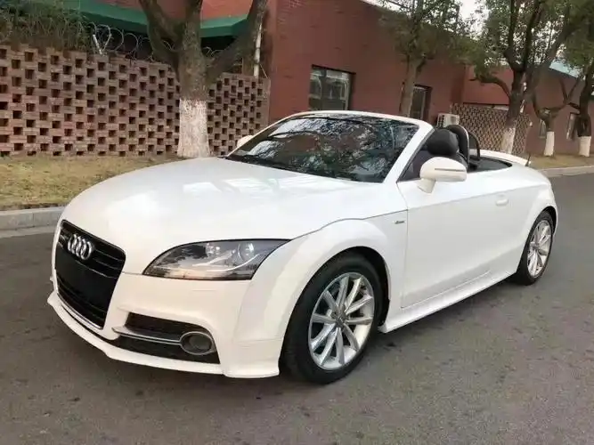 夏天到了敞篷跑车撑着伞开着比较拉风