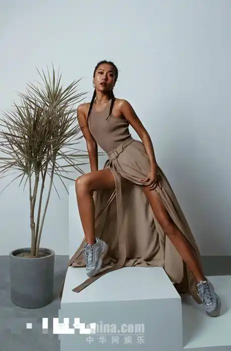 吉克隽逸最新泳装大片曝光 身材性感火辣 皮肤黑到发亮