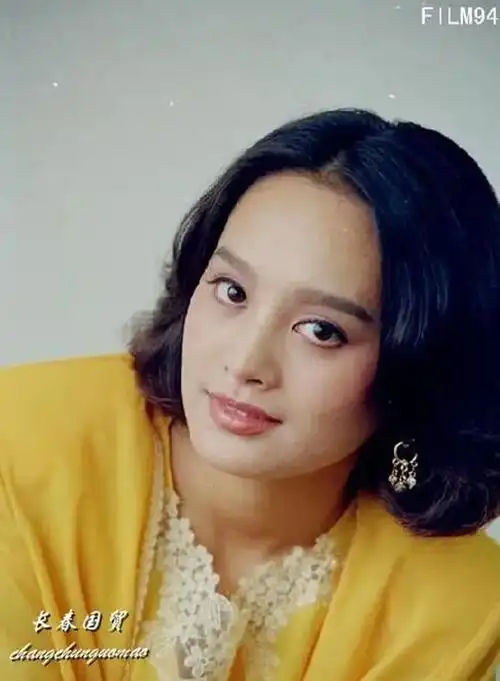 近日,一组宁静年轻时的旧照曝光.