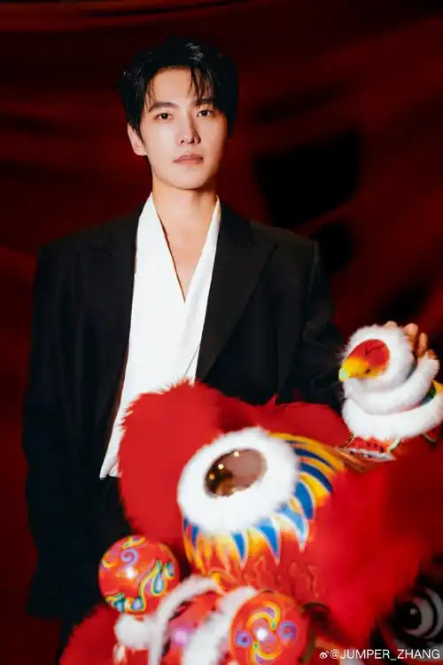 了不起的中国设计#杨洋@杨洋身穿2023年中国最佳女装设计师,#助国