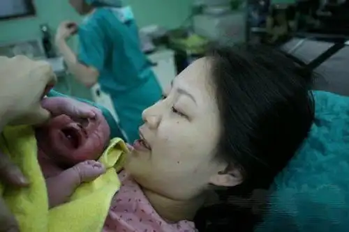 女人生孩子图片丈夫陪产抓拍3张照片成经典