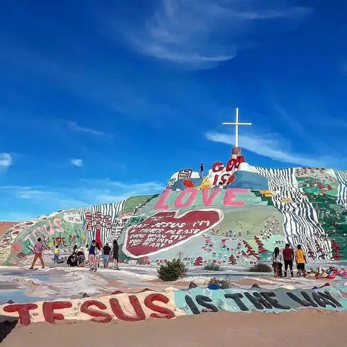 美国加州救赎山——salvation mountain ,沙漠中的奇幻色彩,也许是