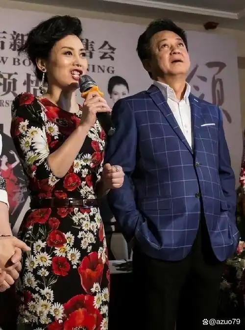 朱军藏了30年的老婆原来是她!52岁长相明艳,气质比董卿还要好