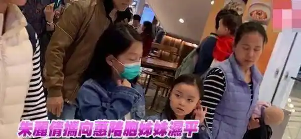 原创出门逛街不见刘德华朱丽倩胖到认不出女儿刘向蕙可爱像小天使