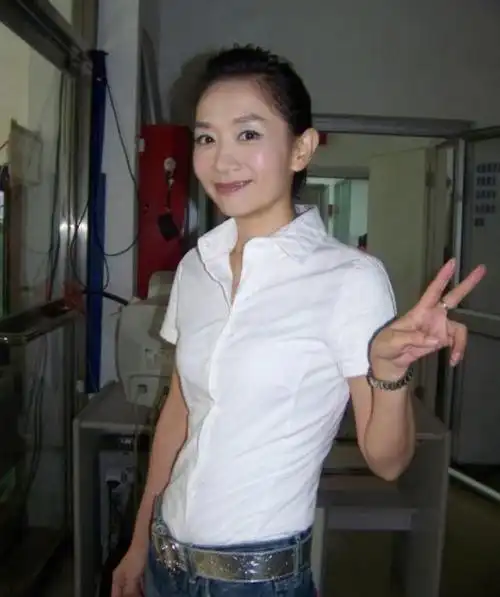 主持人王芳29岁嫁给44岁的教授31岁时独自产检生女如今怎样了