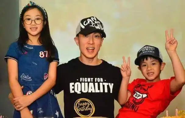 刚刚吴尊一家宣布重大决定,吴欣怡和max超可爱,网友这样评论!