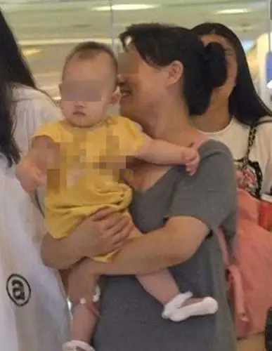 董子健孙怡带娃出行女儿长相首曝光网友不管孩子带出来干嘛