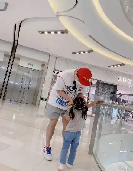 安安逛商场,首晒女儿高清正面照,捧女儿脸蛋父女相拥_老爸_爸爸_张子