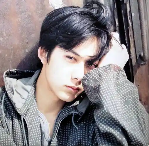 "最后的美少年"柏原崇:47岁清瘦不油腻,和女友交往13年没结婚