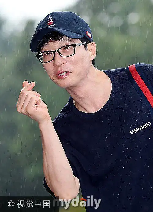 韩国男团wannaone集体变帅气学长与大叔刘在石雨中齐比心显敬业