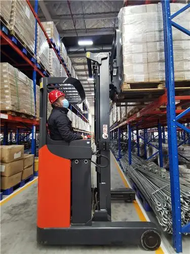 操作高位叉车 余兴忠摄