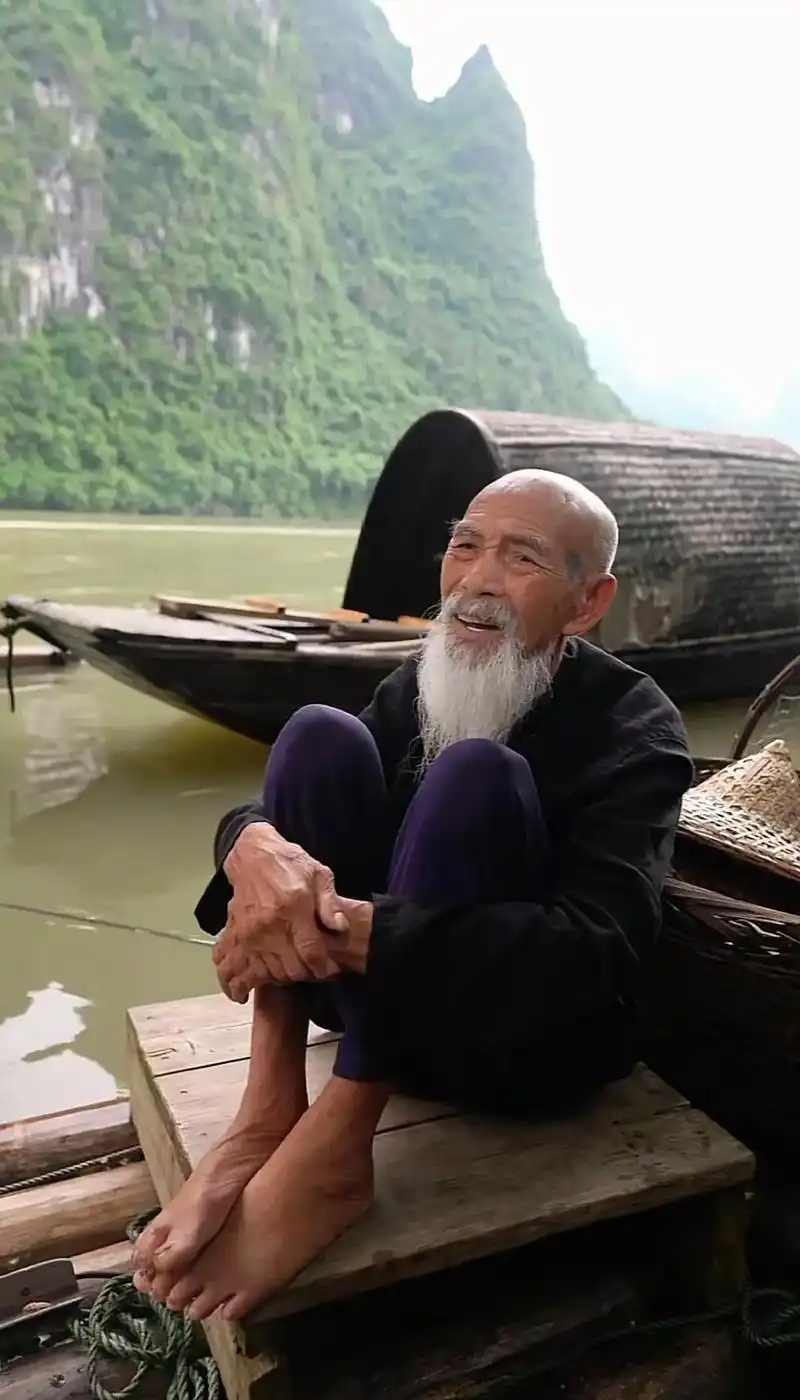 老爷爷的一生见证了漓江的朝朝暮暮 - 抖音