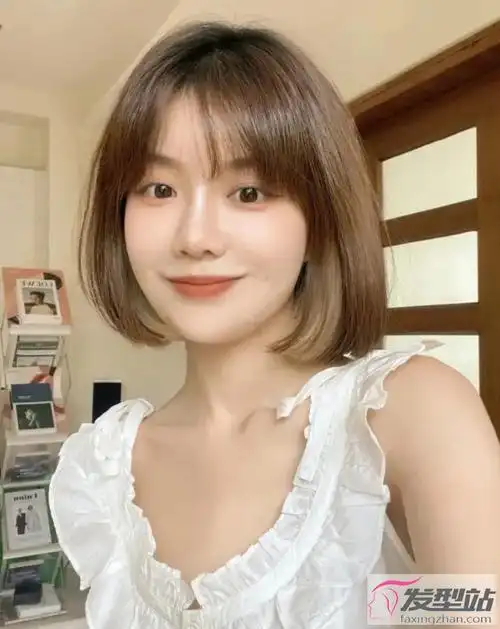 耳侧加入挑染的设计,这样的短发更时髦哦,棕色系的短发造型,显白又显
