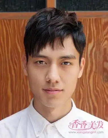 方脸男生斜梳蓬松短发发型方脸的人适合哪种发型?