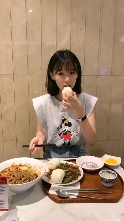 第一次和女朋友出来吃饭,我以为她是点的两个人的餐,没想到是她自己的