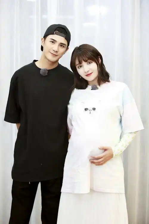 官宣二胎女儿诞生,女儿出生日正是妻子生日,一家四口太温馨_麦迪娜