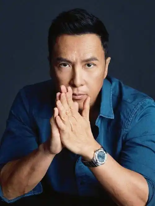 甄子丹新封面出炉,穿白色衬衣痞气十足,嘴角上扬霸气外漏_动作_椅子