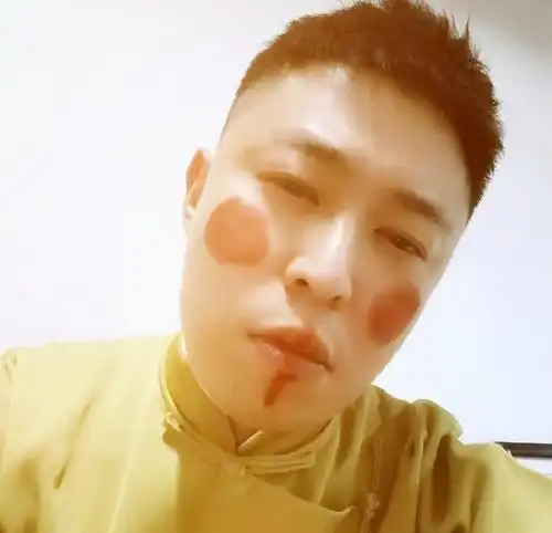 为艺术献身!德云社第一狠人李鹤东,在自家酒馆演了一个礼拜傻子