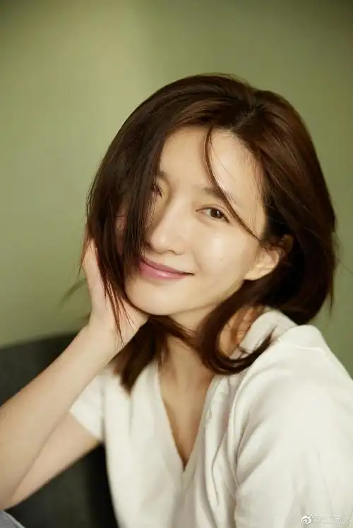 江疏影拍摄路透曝光穿着简约头发变板栗色