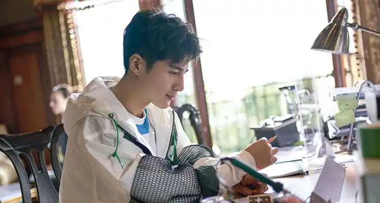 由郭涛首执导筒,张子枫,姜潮,梅婷,范伟联袂出演的电影《欲念游戏》