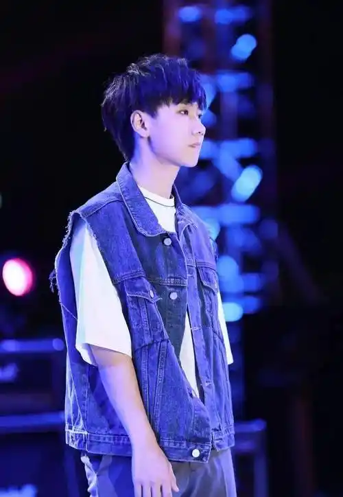 情歌转换器汪苏泷,年少成名爱唱小情歌,已结婚5年还有个女儿?