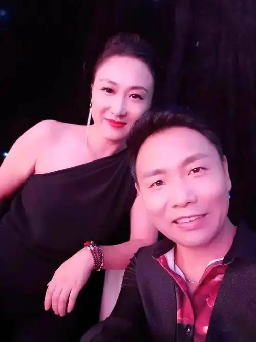 与歌手祁隆合影