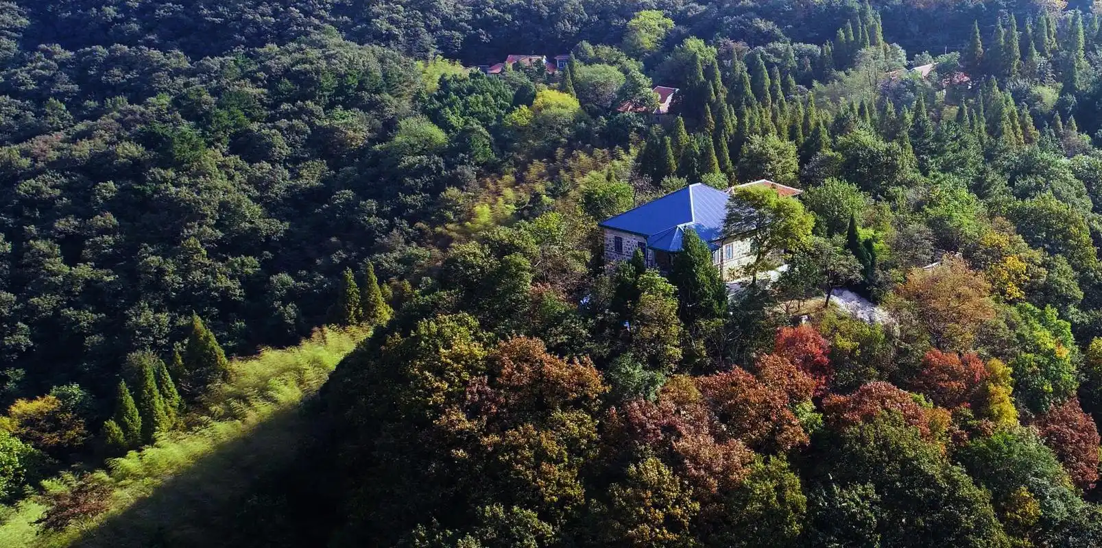 鸡公山,是河南省信阳市的一座风景名胜,也是中国四大避暑胜地之一.