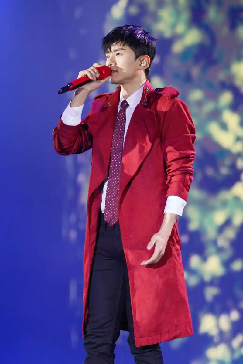 听张杰深情演唱《时间的远方》,用歌声诉说温暖向全体公安人致敬,也向