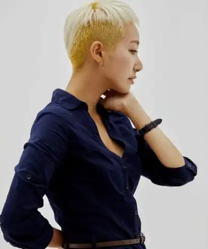 剃边可以选择两边和后脑勺的位置,而这类的超短发展现的女人味是长发