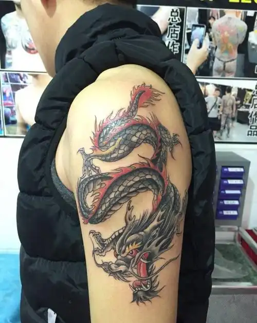 手臂龙纹身图片