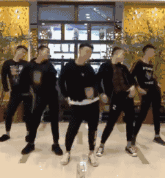 他们上穿小号tee,下着紧身裤;脚踩豆豆鞋,擅长社会摇