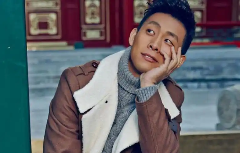 中国内地男演员,在2006年,主演军事励志题材电视剧《士兵突击》被光大