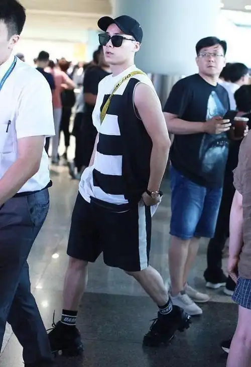 素颜的李易峰真是奶呼呼的穿琴键背心配短裤看着很阳光