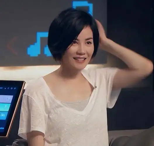 王菲低调复工换新发型穿鹅黄色嫩得像小姑娘全程紧张到扣手