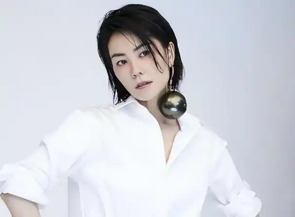 导言:王菲,这位长时间统治乐坛天后宝座的歌手,看似冷漠高傲,但她内心