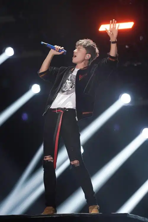 再次祝贺@张杰 荣获年度最佳男歌手,年度最具影响力演唱会,年度金曲